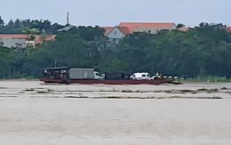 Lũ sông Hồng cuồn cuộn, phà vẫn chở khách từ Hưng Yên băng qua Hà Nội