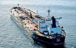 Binh sĩ Pháp tiến lên tàu chở dầu nghi thuộc 'đội tàu ma' của Nga