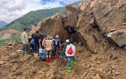 Xe bán tải cùng 3 người mất tích bí ẩn: Tìm thấy xe ô tô dưới đống đất đá sạt lở