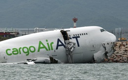 Cận cảnh máy bay lao xuống biển ở Hong Kong