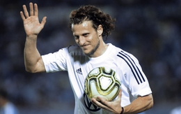 Cựu tiền đạo Diego Forlan gãy 3 xương sườn sau va chạm kinh hoàng