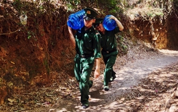 'ATM nước sạch biên cương': Bộ đội vác nước tinh khiết lên non tặng dân