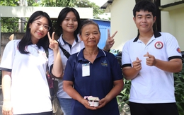 Sinh viên tự làm quà gửi yêu thương đến các cô lao công ngày 20-10