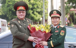 Đại tướng Nguyễn Tân Cương hội đàm với Tổng tham mưu trưởng các lực lượng vũ trang Belarus