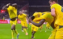 Cầu thủ nhanh trí giúp đồng đội thoát thẻ vàng