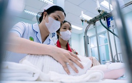 Trẻ mắc bệnh hô hấp tăng, 9 y bác sĩ xuyên đêm chăm gần 200 bệnh nhi