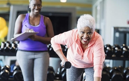 Tuổi 60 có nên tập tạ?