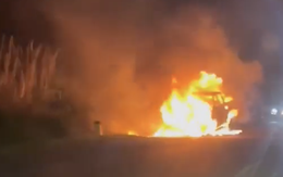 Xe bán tải đang chạy qua đèo bỗng dưng bốc cháy