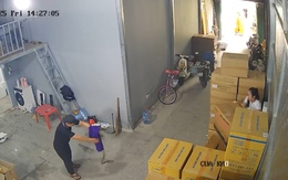 Hai cô gái hú hồn hú vía khi xem chàng trai trổ tài bắt rắn