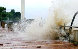 Sóng phủ vỉa hè bờ sông Hàn Đà Nẵng, bọt bắn tung trắng xóa