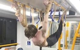 Thanh niên treo ngược trên tàu điện nhận cái kết đắng