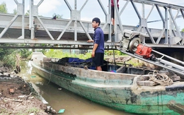 Cầu 'độc lạ' ở Cà Mau: Dầm cầu bằng mặt đường, ghe bị 'kẹt' vì độ thông thuyền quá thấp
