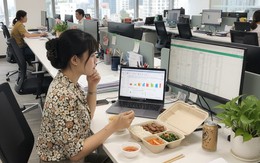 Bữa trưa trước màn hình: Thói quen nhỏ, hệ lụy lớn cho sức khỏe dân công sở