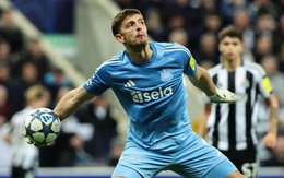 Thủ môn của Newcastle kiến tạo khó tin tại Champions League