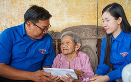 Dân vùng lũ cảm động bật khóc khi nhận tiền hỗ trợ