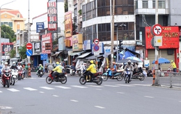 Nhiều người đi xe máy phớt lờ biển cấm rẽ trái, rẽ phải ở trung tâm TP.HCM