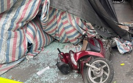 Bê tông từ căn nhà đang thi công rơi trúng 2 người đi đường