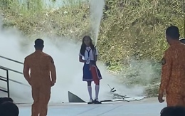 Nữ sinh tạo dáng cực ngầu khi thực hiện cách sử dụng bình chữa cháy