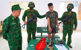 Bắt người giấu súng AK trong túi vợt cầu lông xuất cảnh sang Campuchia