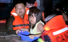 Giải cứu 127 người bị cô lập sau cơn mưa lớn ở TP.HCM