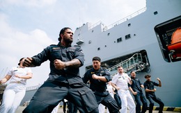 Trên tàu hậu cần lớn nhất của Hải quân New Zealand vừa cập cảng Nhà Rồng