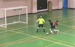 Cản phá được penalty, thủ môn lập tức báo hại đội nhà thủng lưới