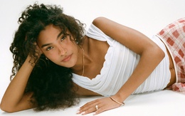 Giọng ca Anh đánh bại 'cơn địa chấn' mang tên Taylor Swift là ai?