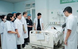 Chi tiết hành động của các nữ điều dưỡng giành bệnh nhi từ tay kẻ cầm dao truy sát