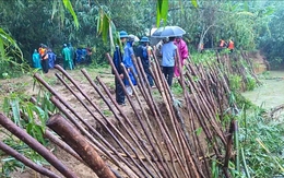 Người dân Huế sống thấp thỏm bên bờ sông sạt lở