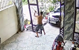 Pha mở cửa cổng suýt bẹp đầu ô tô