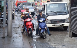 Đường dẫn ra quốc lộ 1 ở TP.HCM hư hỏng nặng, người dân than 'té ầm ầm'