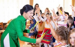 Phu nhân Ngô Phương Ly cùng vẽ tranh, cuốn nem Việt Nam với thiếu nhi Bulgaria