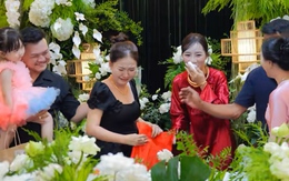 Em gái cưới, chị hứa cho vàng 'lúc đó 7 triệu mà giờ vàng lên 14 rồi'