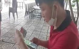 Chàng trai dò vé số ăn mừng như trúng độc đắc