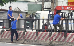 Những người coi thường mạng sống khi băng ngang quốc lộ 1 rồi leo dải phân cách 'cho nhanh'