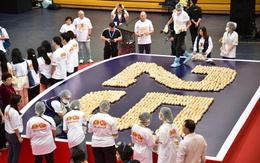 Xác lập kỷ lục Guinness xếp 631 ổ bánh mì kẹp thịt thành số lớn nhất thế giới