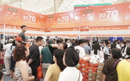 Du khách nườm nượp mua sắm ở Hội chợ Mùa thu, nhiều gian hàng giảm giá tới 70%