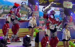 Màn minh họa nhiệt tình đến mức khiến người xem đau hết cả lưng