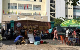 Lực lượng chức năng vừa đi, vỉa hè bệnh viện lại bị tái chiếm