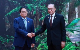 Thủ tướng Malaysia đón Thủ tướng Phạm Minh Chính và các Trưởng đoàn dự Hội nghị cấp cao ASEAN 47