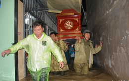 Nửa đêm, công an, dân quân hỗ trợ người dân khiêng quan tài tránh lũ sông Cà Ty