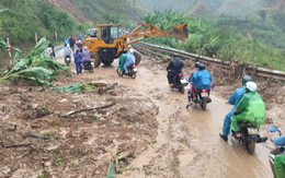 Cả chục ngàn m³ đất đá đổ xuống đường Hồ Chí Minh, nỗ lực thông đèo Lò Xo trong đêm