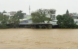 Lũ sông Vu Gia cuồn cuộn, hàng quán ngập sâu, dân đưa ô tô lên cầu tránh lũ
