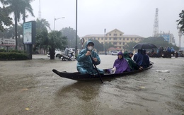 Huế mưa to kinh khủng, có nơi hơn 1.300mm, nhiều đường trung tâm ngập nặng