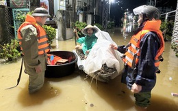'Rốn lũ' ven sông Vu Gia ngập sâu, di dời dân trong đêm