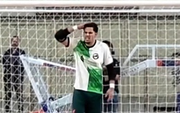 Thủ môn cụng đầu vào xà ngang vì quá cao