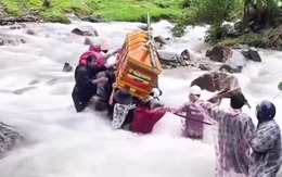 Lũ lên cao, người dân Đà Nẵng phải khiêng quan tài vượt dòng nước chảy xiết đi chôn cất