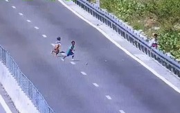 3 thiếu niên đi bộ vào đường cao tốc chặn xe, ném đá 'cho vui'