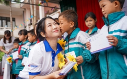 TikToker Lê Bống cùng học trò biên giới lan tỏa thông điệp tri ân giáo viên vùng cao