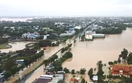 Nước lụt tràn quốc lộ 1 ở Đà Nẵng, nhiều nơi vẫn mênh mông nước